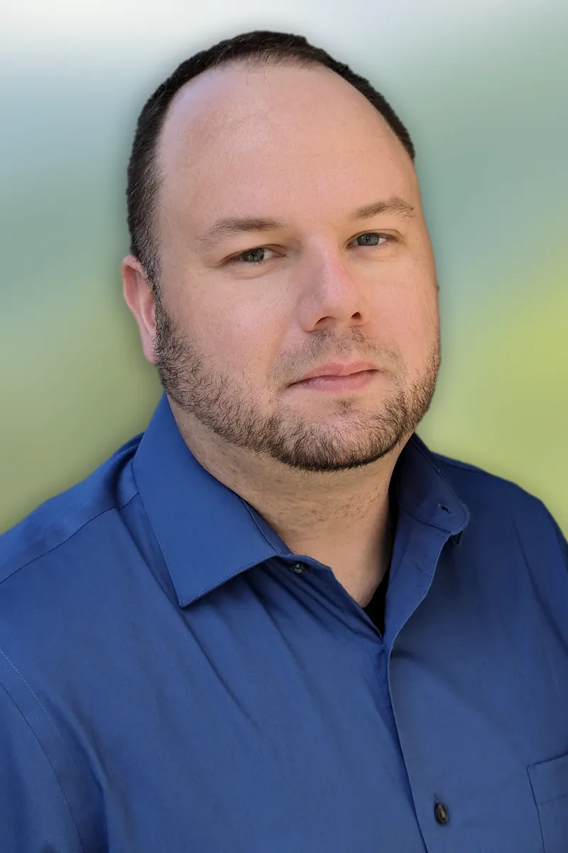 briebug-employee-headshot-00-zach-oakes-7681012 Zach Oakes Picture